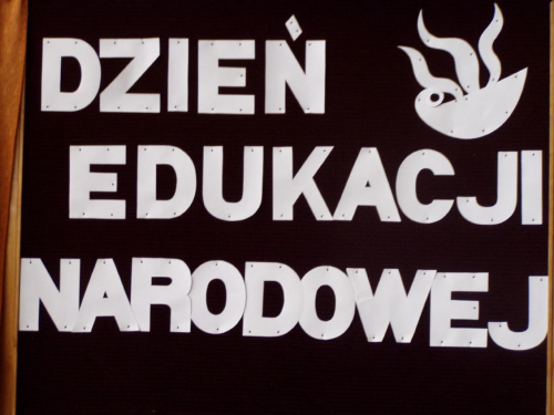 Apel z okazji Dnia edukacji Narodowej przygotowany przez koło teatralne ZSRCKu w Łodzierzy