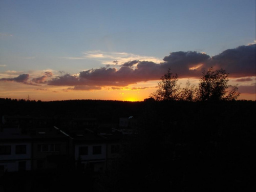 Zachody słońca uchwycone z mojego okna. #ZachódSłońca #wieczór #chmury #niebo #słońce