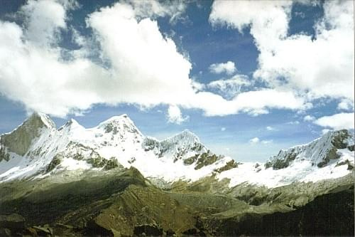 Widok z przełęczy Portachuelo Llanganuco (4767 mnpm) na Nevado Huandoy (prawdopodobnie), niedaleko szczytu Huascaran, Peru