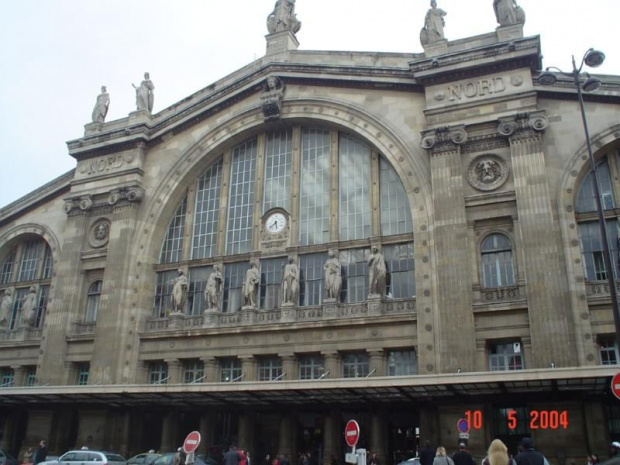 Paris X (10. dzielnica Paryża) - Gare du Nord (Dworzec Północny) - stšd odjeżdżajš TGV do Północy Francji, Eurostar do Anglii oraz Thalys do Belgii. Też stšd odjeżdżajš pocišgi do Luksemburga i Niemiec