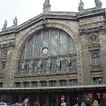 Paris X (10. dzielnica Paryża) - Gare du Nord (Dworzec Północny) - stšd odjeżdżajš TGV do Północy Francji, Eurostar do Anglii oraz Thalys do Belgii. Też stšd odjeżdżajš pocišgi do Luksemburga i Niemiec