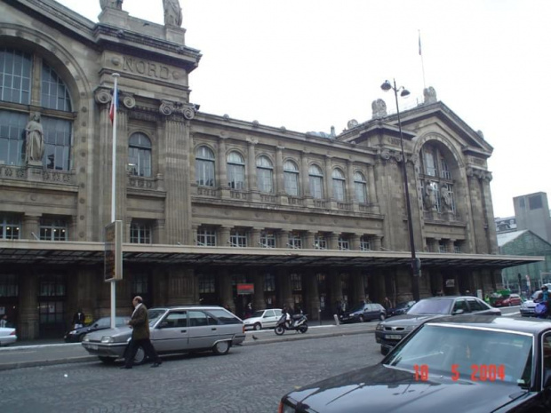 Paris X (10. dzielnica Paryża) - Gare du Nord (Dworzec Północny) - stšd odjeżdżajš TGV do Północy Francji, Eurostar do Anglii oraz Thalys do Belgii. Też stšd odjeżdżajš pocišgi do Luksemburga i Niemiec