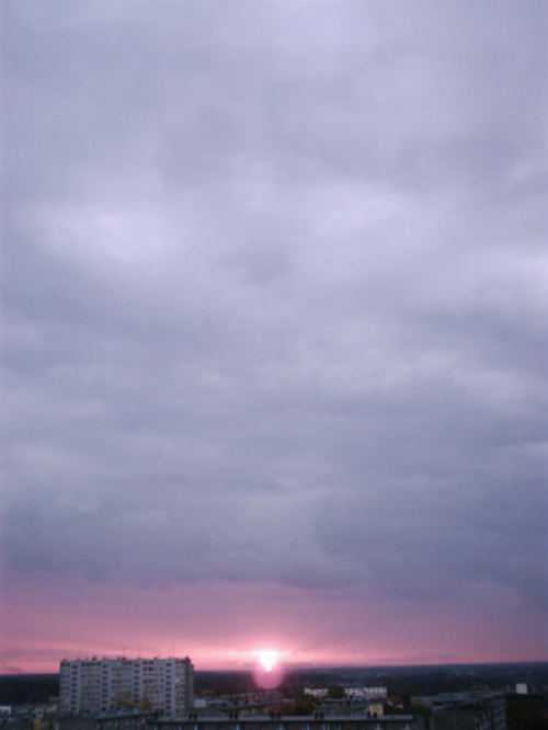 Uwielbiam taki kolor chmur na niebie ... #tomaszów #ZachódSłońca #horyzont