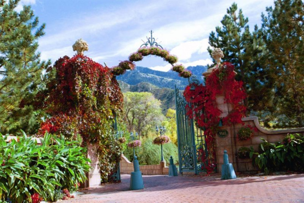 Entrance to the Chateau "La Caille"; in the distance the Rocky Mountains.
Przekraczajac kamienno-zeliwna brame zameczku "La Caille", ustrojona w lecie mnostwem roznokolorowych kwiatow, a w zimie ozdobiona tysiacami bozonarodzeniowyc...