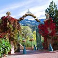 Entrance to the Chateau "La Caille"; in the distance the Rocky Mountains.
Przekraczajac kamienno-zeliwna brame zameczku "La Caille", ustrojona w lecie mnostwem roznokolorowych kwiatow, a w zimie ozdobiona tysiacami bozonarodzeniowyc...