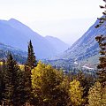 Deep reds, yellows and oranges highlight Little Cottonwood Canyon walls, covered by foggy blanket.
Zdjecie zrobione z wysokosci okolo 10,300 feet, czyli okolo 3100 metrow above sea level (npm) z widokiem na Salt Lake Valley.