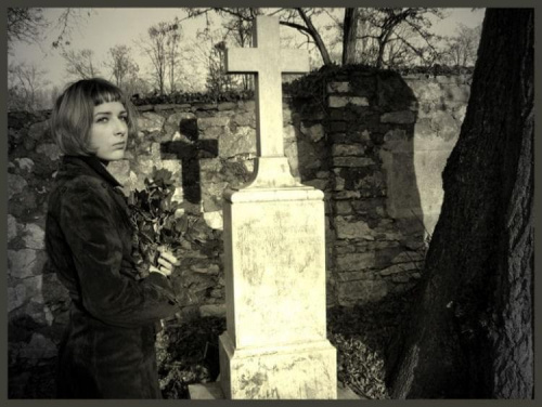 sceneria cmentarza... uwielbiam... tam czuje sie samotna...