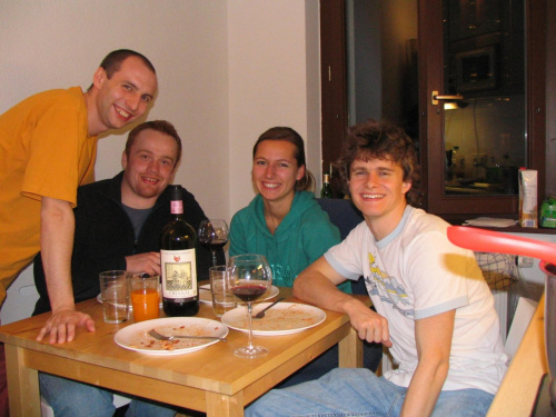 Kolacja w kuchni SSApartment - Ja, Kuba, Gosia i Lucas