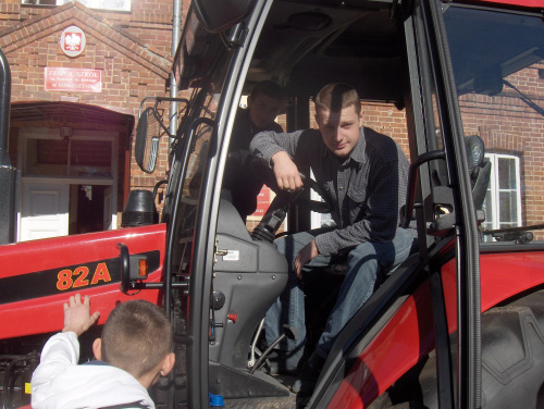 Wielkim zainteresowaniem wśród uczniów ZS w Sobieszynie cieszyła się prezentacja nowego ciągnika Pronar 82A, który będzie pomocą dydaktyczną w naszej szkole #Sobieszyn #Brzozowa #TechnikumRolnicze #Pronar82A #AdamLeciewicz