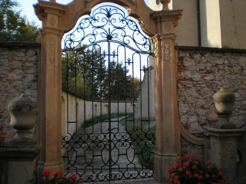 Brama na dziedziniec klasztorny na Karczówce w Kielcach