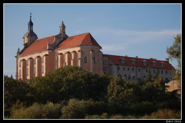 Pofranciszkański Zespół Klasztorny w Pyzdrach. Kośćiół pod unikatowym wezwaniem Ścięcia Głowy św. Jana Chrzciciela obecną formę uzyskał około roku 1768 a pierwszą świątynię pobudowano w tym miejscu w XIV wieku. #Pyzdry #kościół