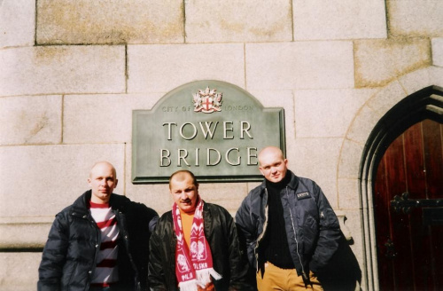 Od lewej na zdjęciu: brat, kumpel i ja na TOWER BRIDGE.