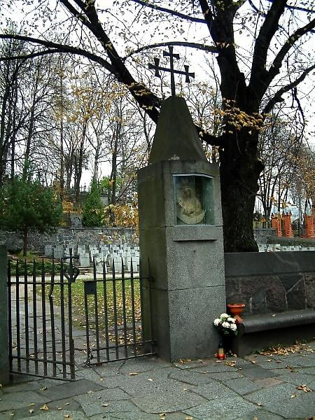 Wilenska Rossa cmentarzyk wojskowy. Przy wejsciu kapliczka z wizerunkiem Matki Boskiej Ostrobramskiej. #RossaCmentarz
