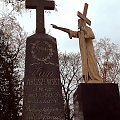 Wilenska Rossa.W tle pomnik na grobach rodziny Labanowskich - na cokole z czarnego granitu stoi cynkowa figura Chrystusa z duzym krzyzem w lewej rece. #RossaCmentarz