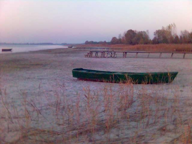Kosewo - jez. Powidzkie
Październik 2005
Wyschnieta plaża na około 100 m