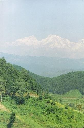 Nepal - widok na Himalaje z drogi do Pokhary (Machhapuchre - z lewej, Annapurna z prawej)