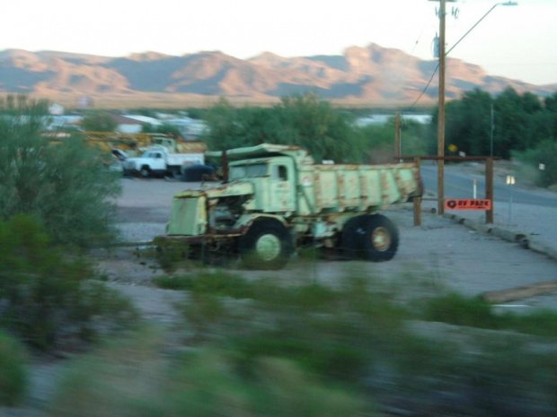 I-10 east, Arizona. Ten już odpoczywa na wieki w Krainie Wielkich Łowów.