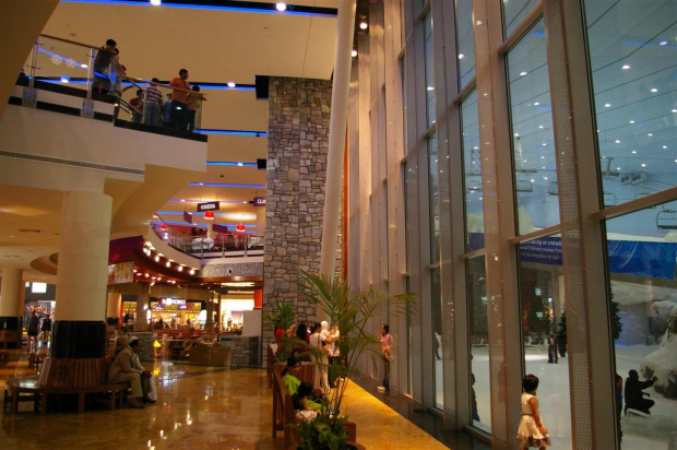 Narty w Mall of theEmirates, do tej pory najwieksze centrum handlowe w Dubaju, ale juz niedlugo powstana jeszcze dwa wieksze...