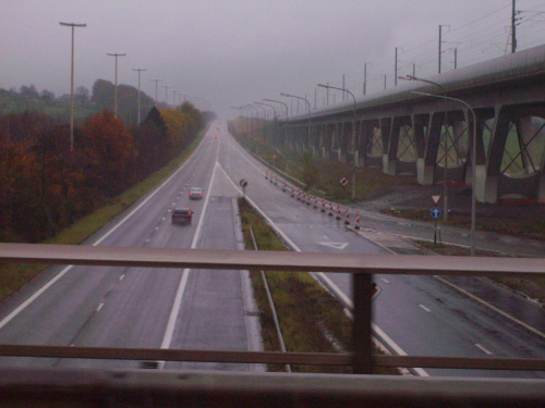 Linia kolejowa Berlin-Bruksela, swiezo co wybudowana i skrzyzowanie autostrad E42 i E40/widok w kierunku Aachen-Niemcy