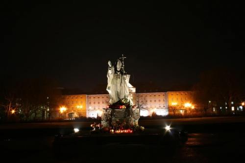 Pomnik J.P. II przy urzędzie miasta #Szczecin #Pomnik #JasneBłonia #noc