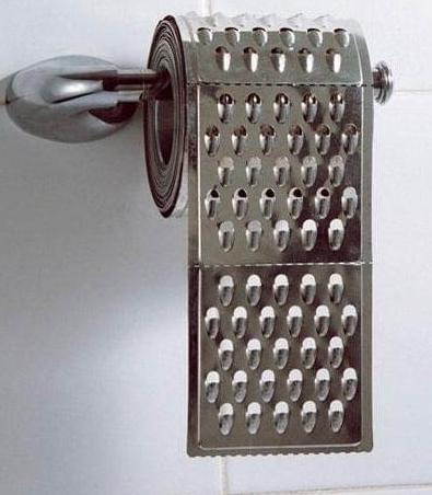 ciekawy pojemnik na papier toaletowy... ciekawe co powiedziałaby na to wc kaczka?! ;)