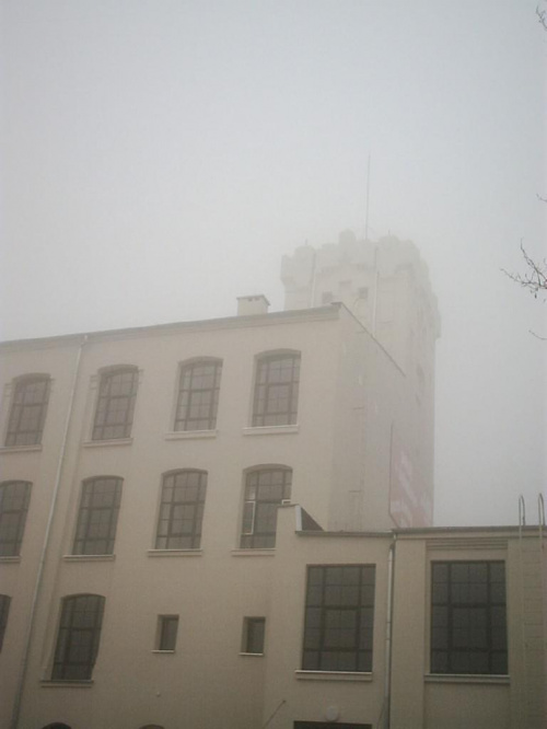 Hotel ma ładną wieżyczkę.... #Łódź #hotel #mgła #fabryka