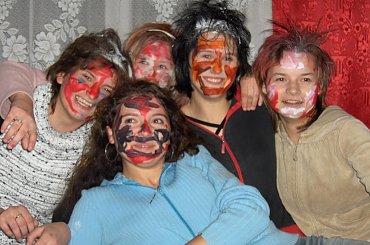 Wiele pozytywnej zabawy było na tegorocznych otrzęsinach. Przejście przez tunel strachu, makijaże i karaoke to główne atrakcje otrzęsin. Ciekawe czy poznacie czyje to uśmiechnięte buzie :) #Sobieszyn #Otrzęsiny #EdytaZielińska #AnnaBiaduń