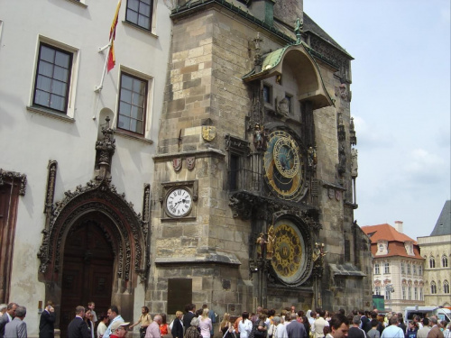 Ratusz Staromiejski. Symbol niezależności Starego Miasta powstał w roku 1338. Sercem całej budowli jest gotycki narożny dom z końca XIII wieku, do którego mieszczanie dobudowali wysoką na 66 metrów wieżę z kaplicą. #Praga #miasto #stolica