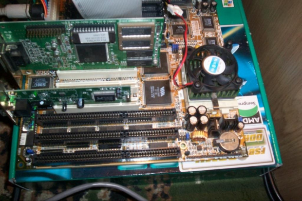 Widok na płytę główną - VA-502. To coś ma nawet USB ;)
Elementy widocznego zestawu:
AMD K6-2 200MHz,
grafika na PCI ATI 2MB,
sieciówka na chipsecie RTL8139C