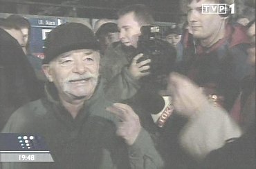 Specjalne wydanie głównych "Wiadomości" 13 grudnia 2006 roku - 25. rocznica ogłoszenia stanu wojennego.
www.TVPmaniak.tv.pl #tvp #tvp1 #wiadomości #gawryluk #dorota #StanWojenny #tvpmaniak