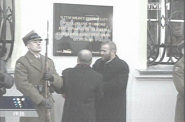 Specjalne wydanie głównych "Wiadomości" 13 grudnia 2006 roku - 25. rocznica ogłoszenia stanu wojennego.
www.TVPmaniak.tv.pl #tvp #tvp1 #wiadomości #gawryluk #dorota #StanWojenny #tvpmaniak