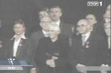 Specjalne wydanie głównych "Wiadomości" 13 grudnia 2006 roku - 25. rocznica ogłoszenia stanu wojennego.
www.TVPmaniak.tv.pl #tvp #tvp1 #wiadomości #gawryluk #dorota #StanWojenny #tvpmaniak