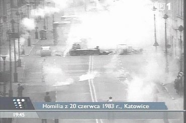 Specjalne wydanie głównych "Wiadomości" 13 grudnia 2006 roku - 25. rocznica ogłoszenia stanu wojennego.
www.TVPmaniak.tv.pl #tvp #tvp1 #wiadomości #gawryluk #dorota #StanWojenny #tvpmaniak