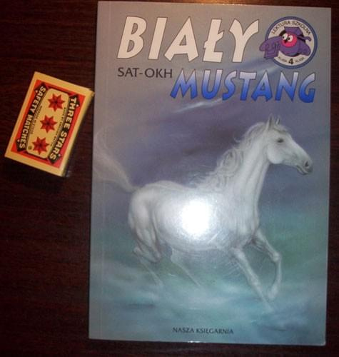 Biały mustang - przód, porównanie