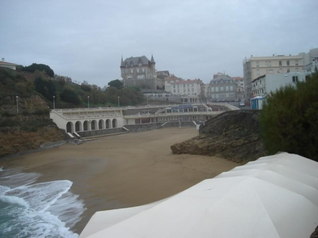 Biarritz - duża miejscowość 15 km przed Hiszpanią. Wszystko w tym mieście jest napisane w dwóch językach - po francusku i po baskijsku.