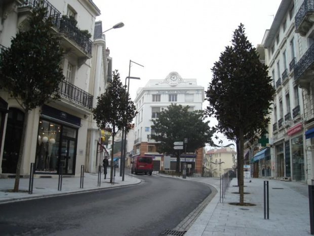 Biarritz - duża miejscowość 15 km przed Hiszpanią. Wszystko w tym mieście jest napisane w dwóch językach - po francusku i po baskijsku.