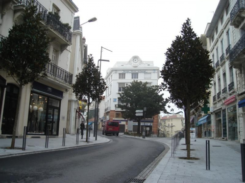 Biarritz - duża miejscowość 15 km przed Hiszpanią. Wszystko w tym mieście jest napisane w dwóch językach - po francusku i po baskijsku.