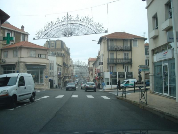 Biarritz - duża miejscowość 15 km przed Hiszpanią. Wszystko w tym mieście jest napisane w dwóch językach - po francusku i po baskijsku.