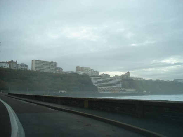 Biarritz - duża miejscowość 15 km przed Hiszpanią. Wszystko w tym mieście jest napisane w dwóch językach - po francusku i po baskijsku.