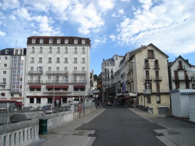 Lourdes - miejsce pielgrzymek z całego świata (Francuska Częstochowa). Zdjęcia z miasteczka oraz z Bazyliki na początku Grudnia