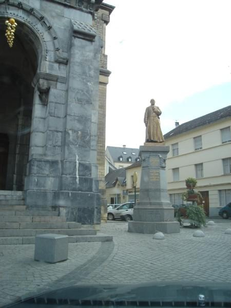 Lourdes - miejsce pielgrzymek z całego świata (Francuska Częstochowa). Zdjęcia z miasteczka oraz z Bazyliki na początku Grudnia