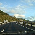 Zdjęcia z Autovíi A15 (darmowej autorstrady) i z Autopisty AP15 (płatnej autostrady) między San Sebastián a Pampeluną. Przepiękne widoki, bardzo kręta górska autostrada.