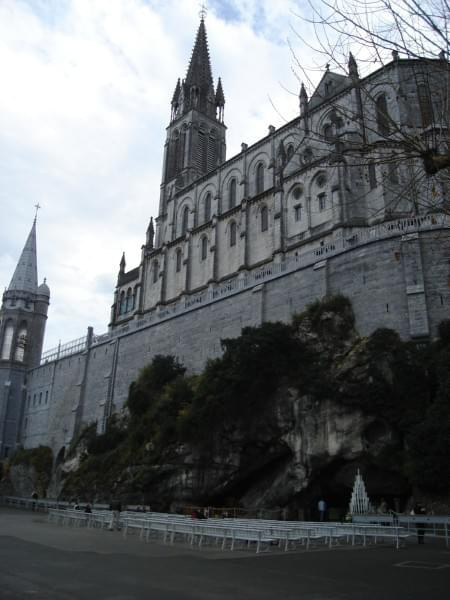 Lourdes - miejsce pielgrzymek z całego świata (Francuska Częstochowa). Zdjęcia z miasteczka oraz z Bazyliki na początku Grudnia