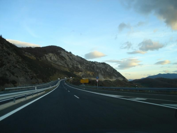 Zdjęcia z Autovíi A15 (darmowej autorstrady) i z Autopisty AP15 (płatnej autostrady) między San Sebastián a Pampeluną. Przepiękne widoki, bardzo kręta górska autostrada.