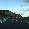 Zdjęcia z Autovíi A15 (darmowej autorstrady) i z Autopisty AP15 (płatnej autostrady) między San Sebastián a Pampeluną. Przepiękne widoki, bardzo kręta górska autostrada.