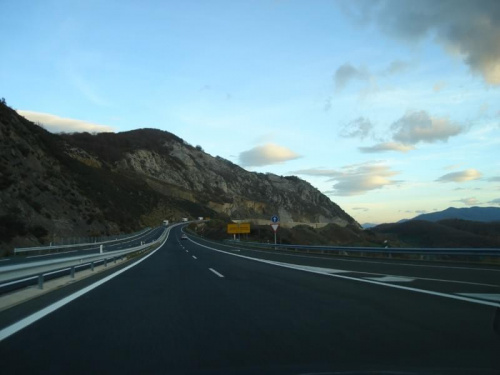 Zdjęcia z Autovíi A15 (darmowej autorstrady) i z Autopisty AP15 (płatnej autostrady) między San Sebastián a Pampeluną. Przepiękne widoki, bardzo kręta górska autostrada.