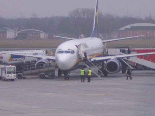 Pasażerowie wchodzą na pokład, a samolot jest przygotowywany do startu