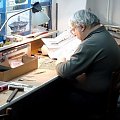 Zdzisław Czerwiński podczas budowy modelu