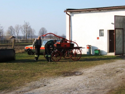 Prace porządkowo - gospodarcze oraz przygotowywanie sikawki do zawodów sikawek konnych w m.Szemrowice woj. Opolskie które odbędą się 4 czerwca 2006