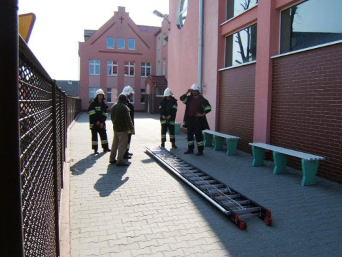 Likwidacja miejscowego zagrożenia
08.04.2006 Nasza OSP została powiadomiona przez pracownika szkoły podstawowej w Czepielowicach o niebezpiecznie zwisającym piorunochronie nad bocznym wejściem do szkoły. Po przybyciu na miejsce i rozpoznaniu sytuacji z...